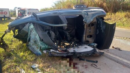 Acidente entre caminhão e carros deixa dois mortos em rodovia de MG - Foto: Divulgação/PMRv