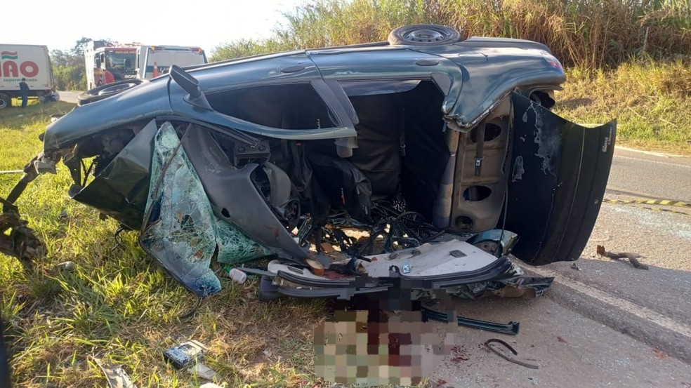 Acidente entre caminhão e carros deixa dois mortos em rodovia de MG - Foto: Divulgação/PMRv