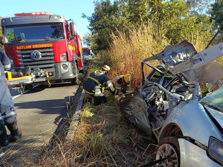 Adolescente e criança morrem após carro bater em árvore na BR-365, em MG - Foto: Divulgação/CBMMG