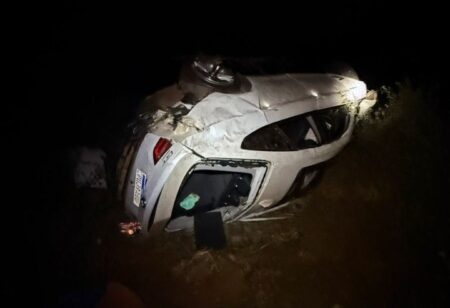 Cinco pessoas morrem após BMW capotar e cair de ribanceira em MG Cinco pessoas morrem após BMW capotar e cair de ribanceira em MG - Foto: Divulgação/CBMMG