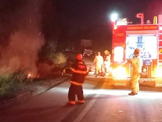 Motociclista morre carbonizado após acidente frontal em rodovia de MG - Foto: Divulgação/CBMMG