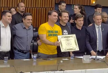 Flávio Bolsonaro recebe título de cidadão honorário de Belo Horizonte - Foto: Reprodução/Câmara de BH