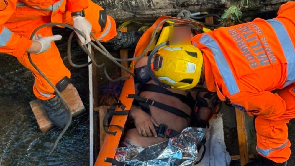 Motociclista bate em meio-fio e cai em córrego no bairro Mantiqueira, em BH - Foto: Divulgação/Corpo de Bombeiros