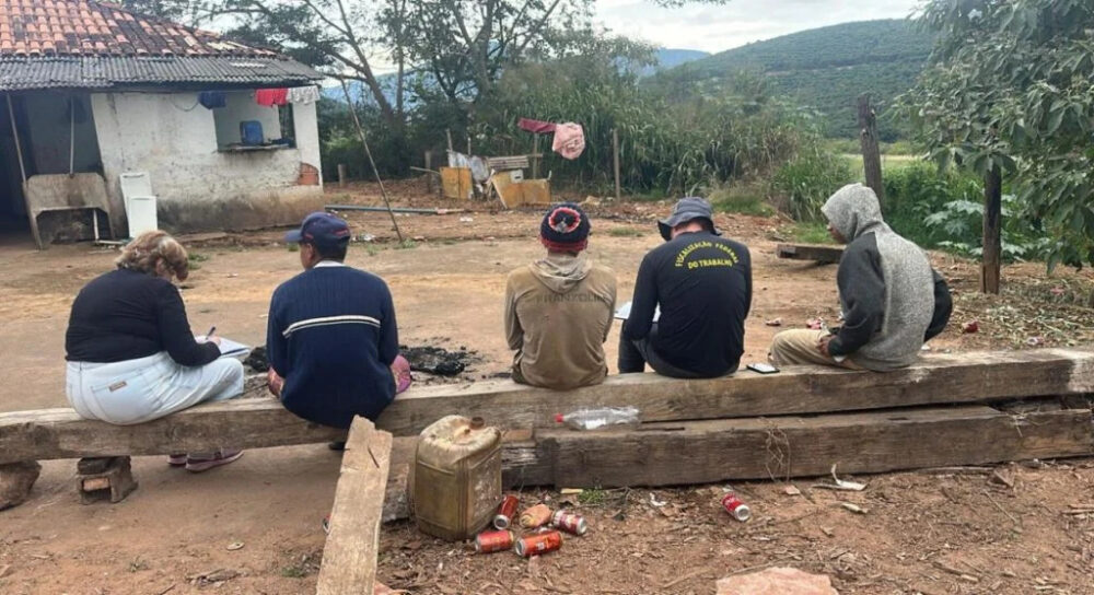 Fiscalização resgata 63 trabalhadores em condições análogas à escravidão em fazendas de café de MG Fiscalização resgata 63 trabalhadores em condições análogas à escravidão em fazendas de café de MG - Foto: Divulgação/MTE