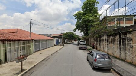 BH muda trânsito em três bairros; veja as ruas que passam a ter mão única BH muda trânsito em três bairros; veja as ruas que passam a ter mão única - Foto: Reprodução/Google Street Viw