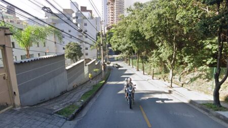 Motoboy relata tiro após discussão com homem durante entrega no Buritis, em BH Motoboy relata tiro após discussão com homem durante entrega no Buritis, em BH - Foto: Reprodução/Google Street View