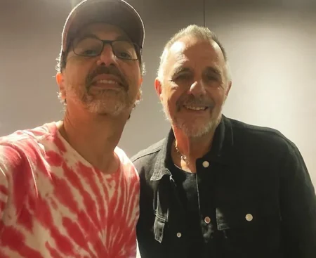 Zeca Baleiro a esquerda com Swami Jr. em selfie tirada no estudio Cia. dos Tecnicos — Foto Reproducao Instagram Zeca Baleiro