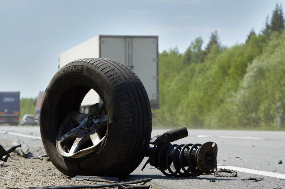 Concessionária é condenada a indenizar motorista após colisão com pneu na BR-040 Concessionária é condenada a indenizar motorista após colisão com pneu na BR-040 - Foto: Divulgação/Depositphotos
