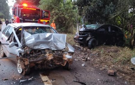 Duas mulheres morrem após acidente entre carros em rodovia de MG Duas mulheres morrem após acidente entre carros em rodovia de MG - Foto: Divulgação/CBMMG