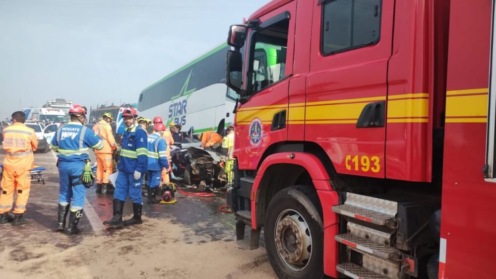 Acidente com 20 veículos deixa vítimas e fecha BR-262, na Grande BH Acidente com 20 veículos deixa vítimas e fecha BR-262, na Grande BH - Foto: Divulgação/CBMMG