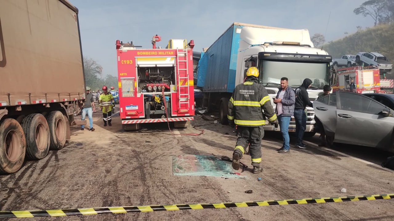 Bombeiros confirmam morte de vítima em acidente com 14 veículos na BR-262, em BH; veja imagens - Foto: Divulgação/CBMMG