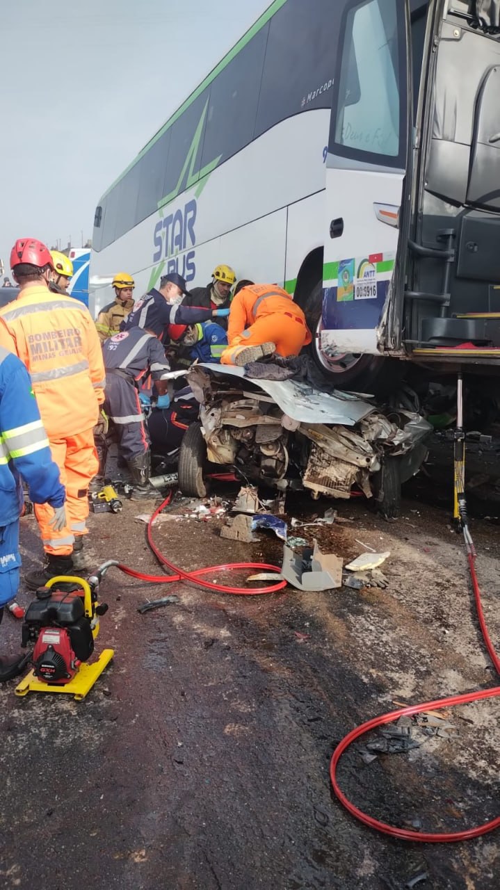 Bombeiros confirmam morte de vítima em acidente com 14 veículos na BR-262, em BH; veja imagens - Foto: Divulgação/CBMMG