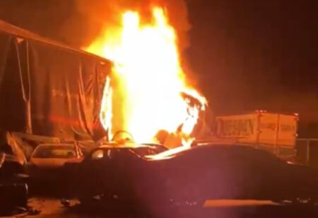 BR-381 é totalmente bloqueada após acidente com incêndio em MG - Foto: Reprodução/Redes Sociais