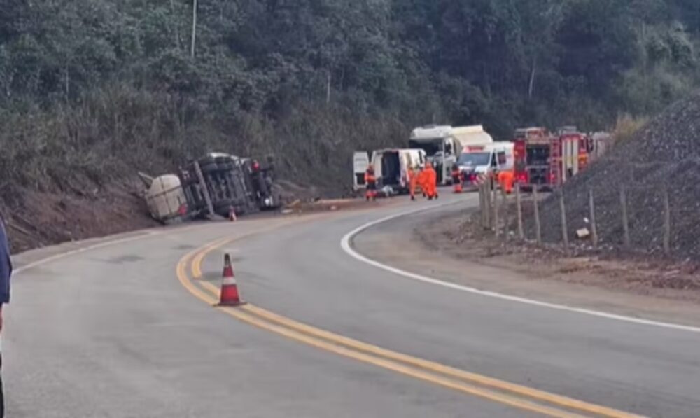 Carreta com combustível tomba, deixa motorista preso às ferragens e fecha pista da BR-381 - Foto: Reprodução/Redes Sociais