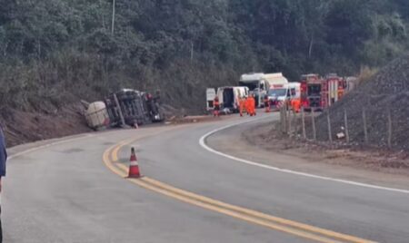 Carreta com combustível tomba, deixa motorista preso às ferragens e fecha pista da BR-381 - Foto: Reprodução/Redes Sociais
