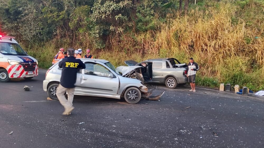 Acidente entre carros deixa feridos e interdita trecho da BR-381, em Caeté Acidente entre carros deixa feridos e interdita trecho da BR-381, em Caeté - Foto: Divulgação/CBMMG
