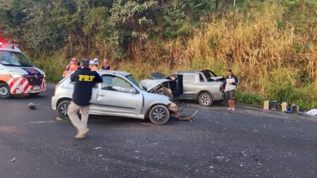 Acidente entre carros deixa feridos e interdita trecho da BR-381, em Caeté - Foto: Divulgação/CBMMG