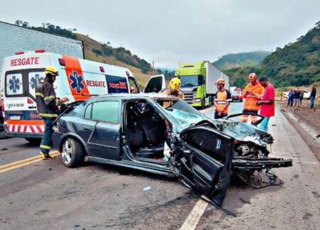 Motociclista morre em grave acidente entre três veículos na BR-381, em MG Motociclista morre em grave acidente entre três veículos na BR-381, em MG - Foto: Divulgação/CBMMG