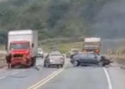 Acidente entre carro, moto e caminhão deixa um morto na BR-381, em Nova Era acidente br 381 nova era