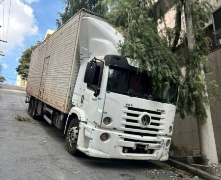 Caminhão desgovernado atinge três carros em rua do bairro Santo Antônio, em BH Caminhão desgovernado atinge três carros em rua do bairro Santo Antônio, em BH - Foto: Divulgação/CBMMG