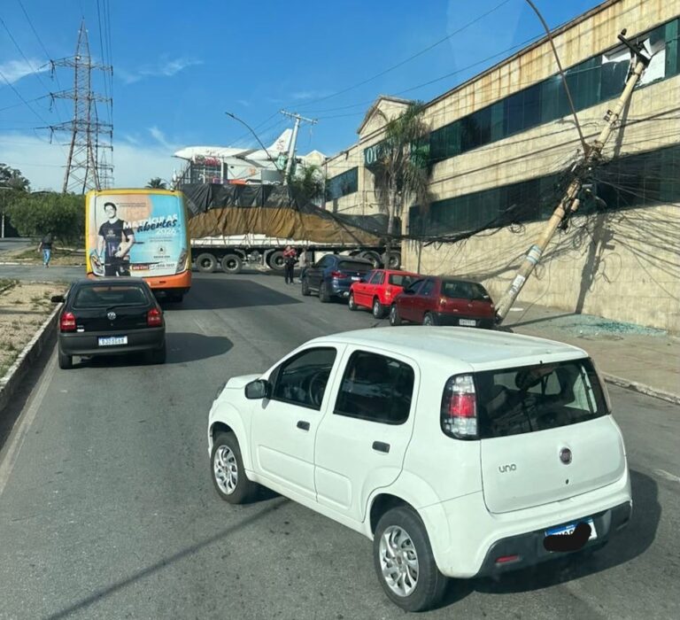 Explosão após caminhão derrubar poste faz redação do O TEMPO ser evacuada na Grande BH Explosão após caminhão derrubar poste faz redação do O TEMPO ser evacuada na Grande BH - Foto: Reprodução/Redes Sociais