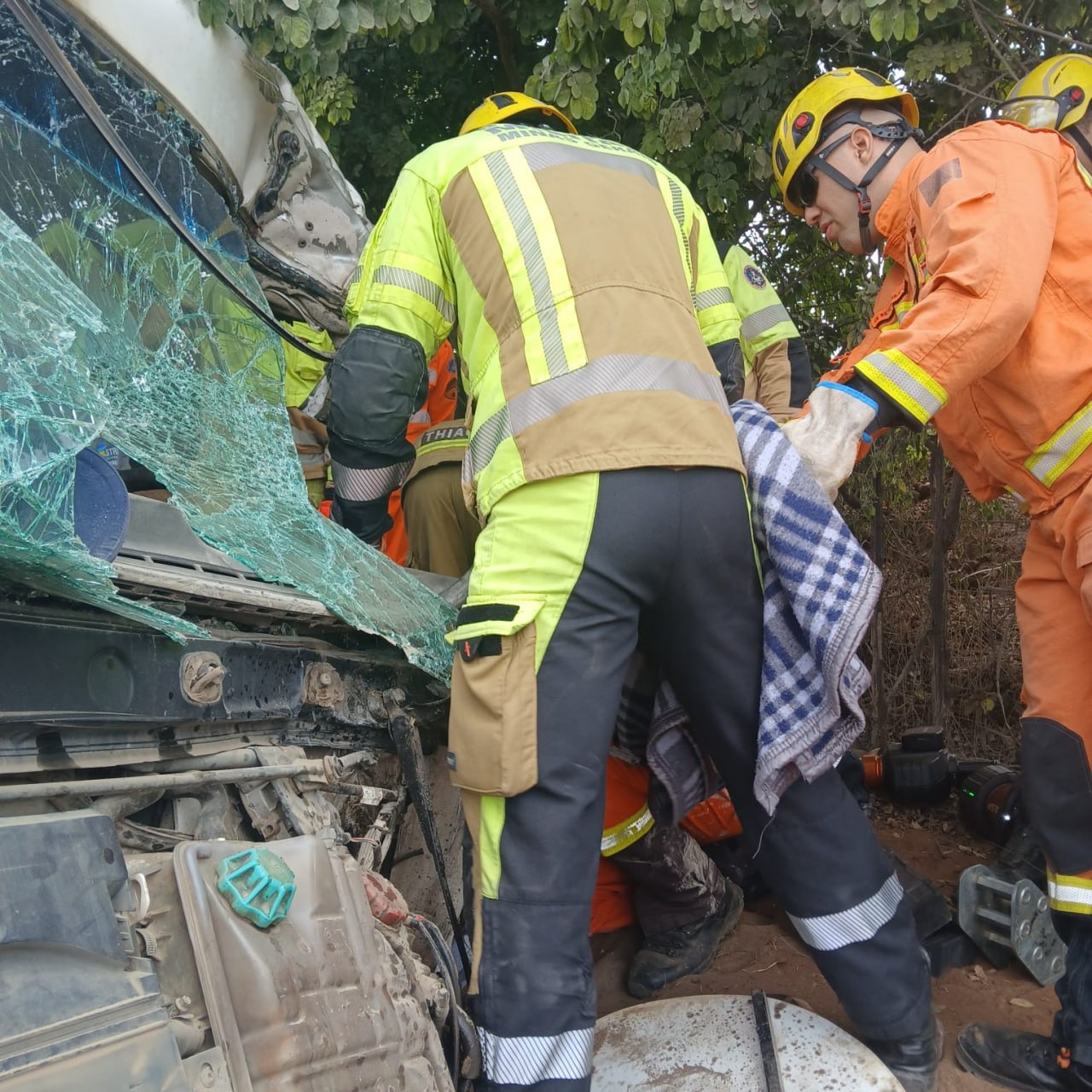 Carreta perde freios, bate em árvore e deixa motorista ferido em Pedro Leopoldo - Foto: Divulgação/CBMMG