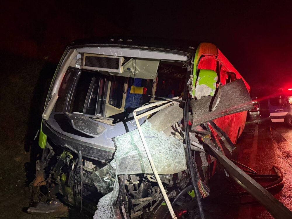 Acidente entre carreta e ônibus deixa morto e feridos na Rodovia Fernão Dias, em Pouso Alegre Acidente entre carreta e ônibus deixa morto e feridos na Rodovia Fernão Dias, em Pouso Alegre - Foto: Divulgação/PRF