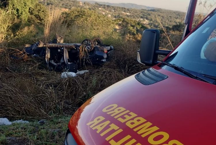 Duas pessoas ficam feridas após carro capotar na BR-040, em Sete Lagoas Duas pessoas ficam feridas após carro capotar na BR-040, em Sete Lagoas - Foto: Divulgação/CBMMG