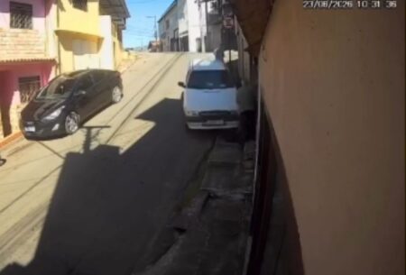 Carro desgovernado atropela dois idosos em Mariana - Foto: Reprodução/Câmera de segurança