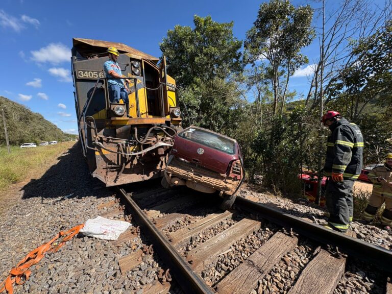Homem morre após carro ser atingido por trem em Alfredo Vasconcelos Homem morre após carro ser atingido por trem em Alfredo Vasconcelos - Foto: Divulgação/CBMMG