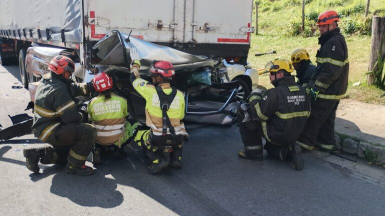 Mãe e filho ficam feridos após carro ser prensado sob caminhão em Contagem Mãe e filho ficam feridos após carro ser prensado sob caminhão em Contagem - Foto: Divulgação/CBMMG