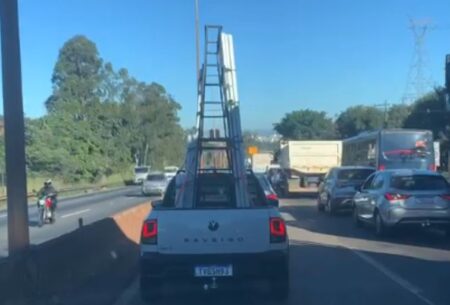 Caminhão com minério tomba e provoca congestionamento no Anel Rodoviário, em BH - Foto: Reprodução/Redes Sociais