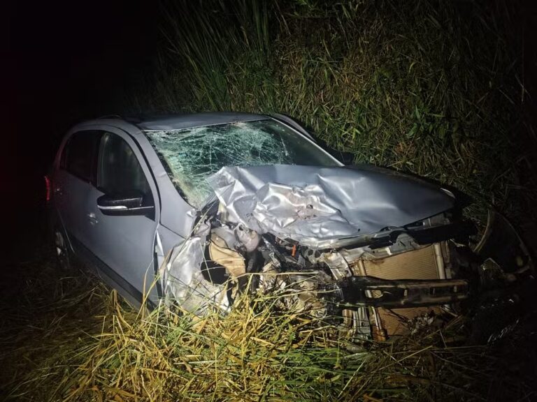 Acidente entre moto e carro deixa dois mortos na AMG-3075, em MG - Foto: Divulgação/PMRv