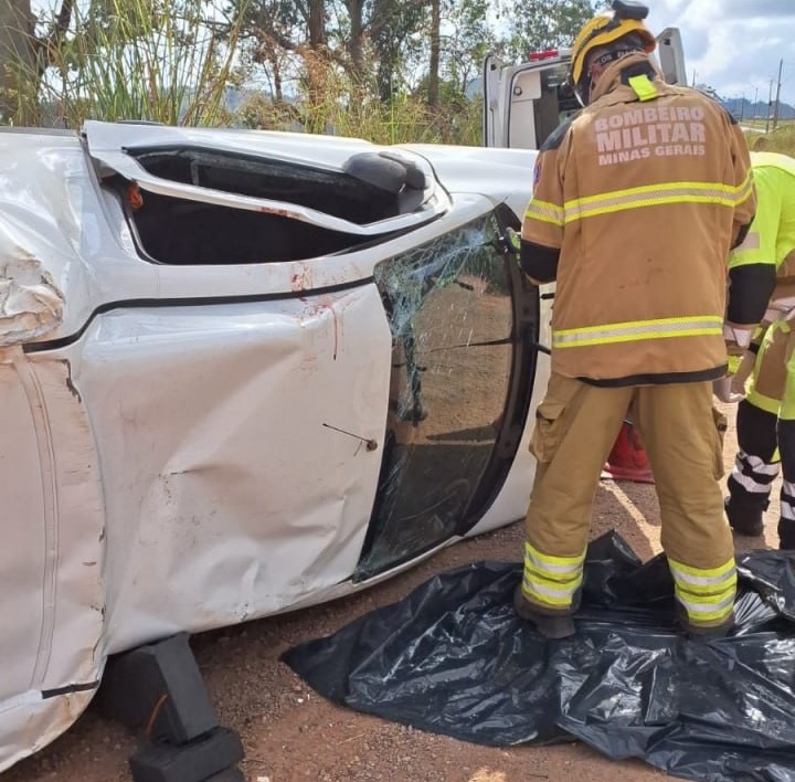 Motorista morre após capotamento de Fiorino na Rodovia Fernão Dias, em MG - Foto: Divulgação/CBMMG