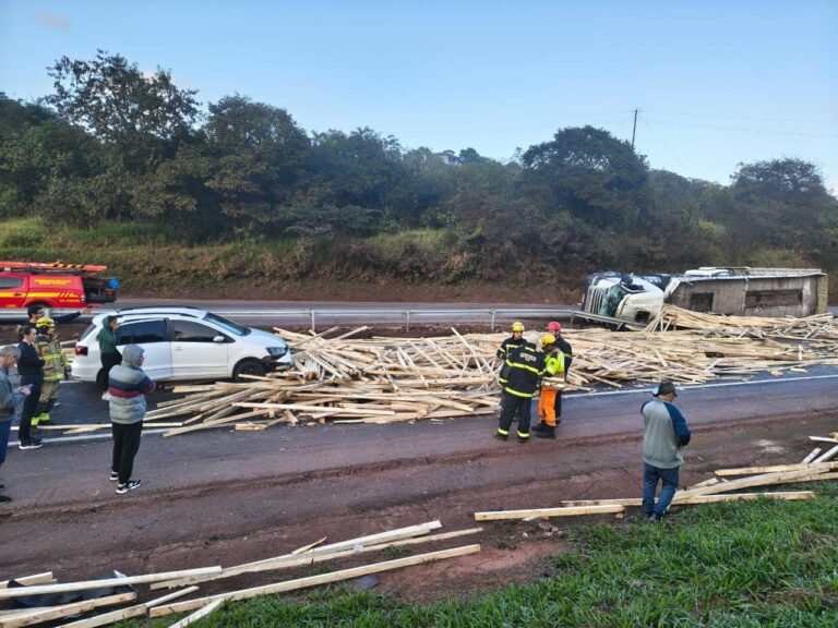 Motorista morre após acidente com caminhão, carreta e carro na Fernão Dias, na Grande BH - Foto: Divulgação/CBMMG