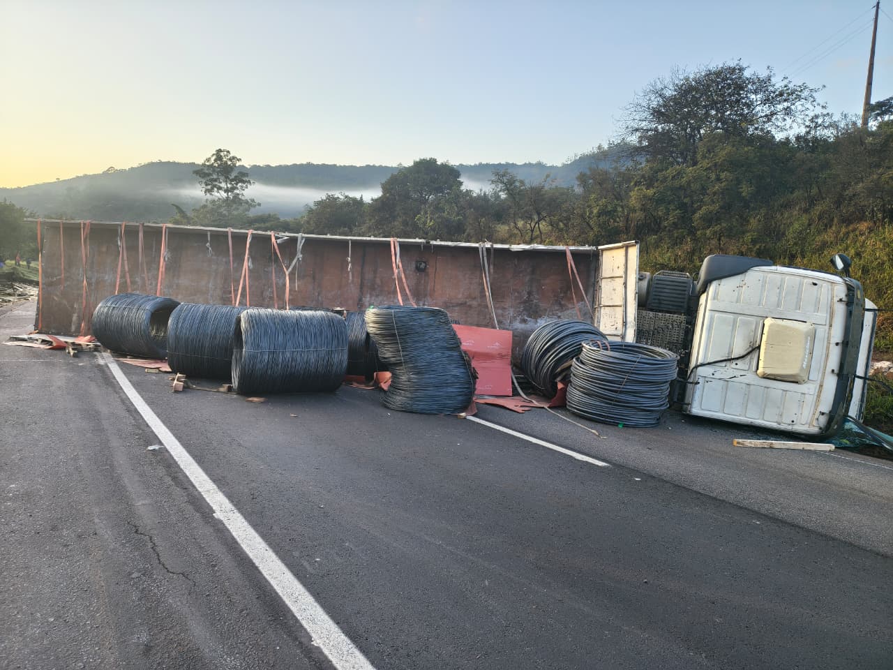 Motorista morre após acidente com caminhão, carreta e carro na Fernão Dias, na Grande BH - Foto: Divulgação/CBMMG