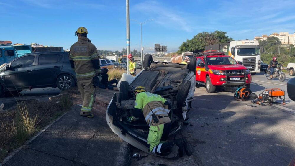 Quatro pessoas ficam feridas após acidente entre carros na MG-010, em BH - Foto: Divulgação/CBMMG