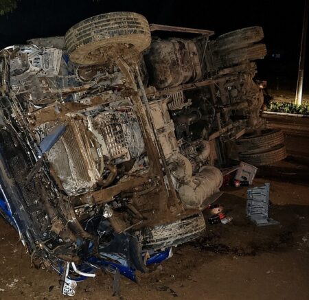 Motorista morre preso às ferragens após colisão entre carro e caminhão na MG-262, em Mariana - Foto: Divulgação/CBMMG