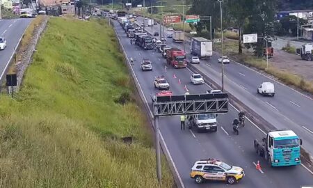 Acidente entre caminhão e motocicleta deixa mulher em estado grave no Anel Rodoviário, em BH Acidente entre caminhão e motocicleta deixa mulher em estado grave no Anel Rodoviário de BH - Foto: Divulgação/BHTrans