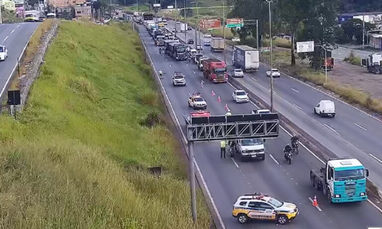 Acidente entre caminhão e motocicleta deixa mulher em estado grave no Anel Rodoviário, em BH Acidente entre caminhão e motocicleta deixa mulher em estado grave no Anel Rodoviário de BH - Foto: Divulgação/BHTrans