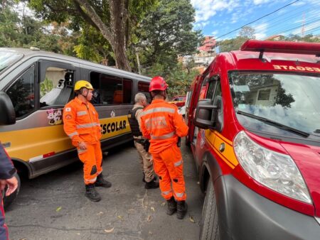 Van escolar bate em árvore e deixa crianças feridas em rua do bairro Jardim dos Comerciários, em BH Van escolar bate em árvore e deixa crianças feridas em rua do bairro Jardim dos Comerciários, em BH - Foto: Divulgação/CBMMG