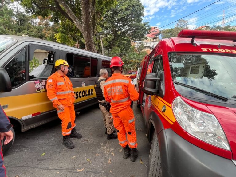 Van escolar bate em árvore e deixa crianças feridas em rua do bairro Jardim dos Comerciários, em BH - Foto: Divulgação/CBMMG