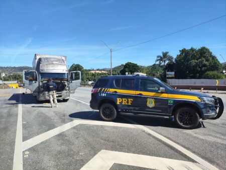 Adolescente de 14 anos é flagrado dirigindo caminhão carregado na BR-381 - Foto: Divulgação / Polícia Rodoviária Federal