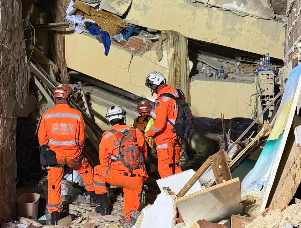 Bombeiros de Minas Gerais atuam em resgates na Venezuela após terremotos