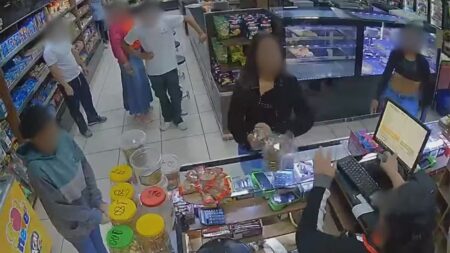 Funcionária de padaria denuncia ter sido agredida por clientes durante atendimento em Betim Funcionária de padaria denuncia ter sido agredida por clientes durante atendimento em Betim - Foto: Reprodução/ Circuito de segurança