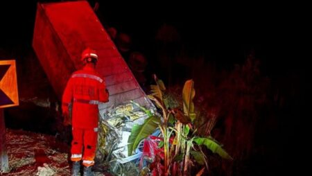 Caminhão com carga de carne tomba na BR-381, em João Monlevade - Foto: Divulgação/CBMMG