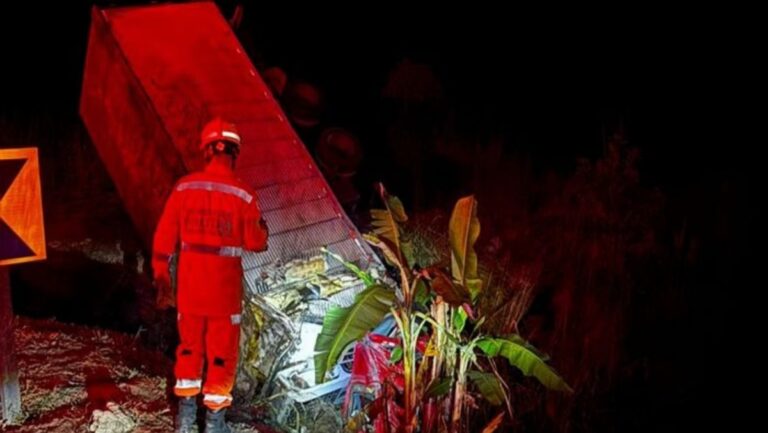 Caminhão com carga de carne tomba na BR-381, em João Monlevade Caminhão com carga de carne tomba na BR-381, em João Monlevade - Foto: Divulgação/CBMMG