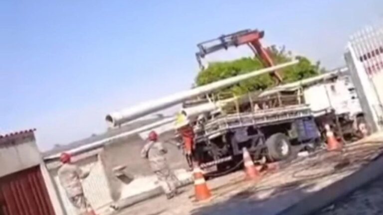 Motorista derruba quatro postes e deixa mais de 130 imóveis sem energia em Ribeirão das Neves Motorista derruba quatro postes e deixa mais de 130 imóveis sem energia em Ribeirão das Neves - Foto: Reprodução