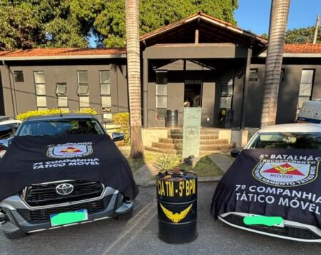 Dupla é presa ao tentar levar caminhonete Hilux furtada em supermercado de BH - Foto: Divulgação/PMMG