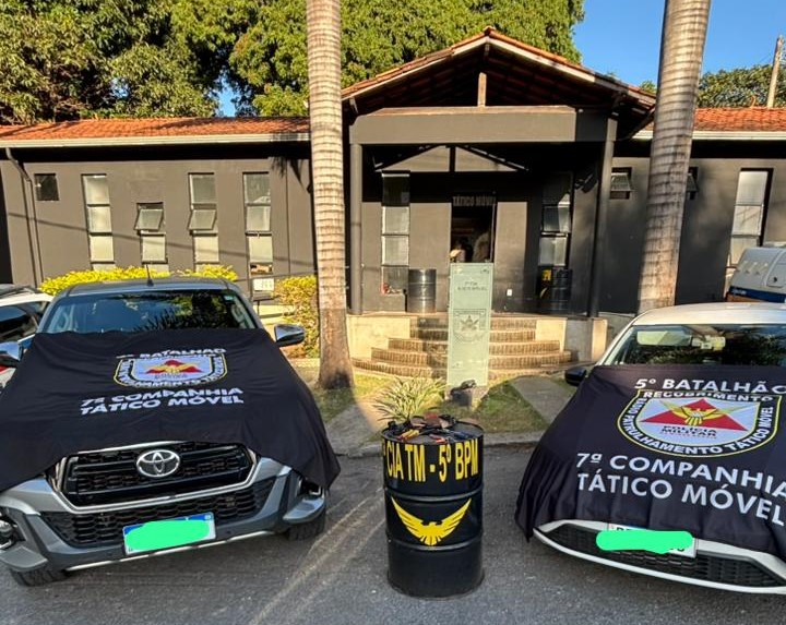 Dupla é presa ao tentar levar caminhonete Hilux furtada em supermercado de BH - Foto: Divulgação/PMMG